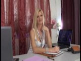 Une salope blonde mature baise au bureau snapshot 1