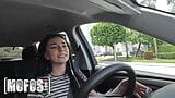 Gianna Ivy, fille tatouée, prend Jmac dans la rue et ne peut pas manquer l'occasion de chevaucher sa grosse bite - MOFOS snapshot 2