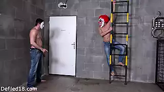 Yosh qizning soqolli tor qini