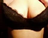 Menina amadora brincando com seus peitos grandes e mamilos eretos enormes na webcam. snapshot 1