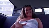 Возбужденная брюнетка-дама из Германии обожает трахаться в задней части машины snapshot 5