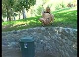 Blonde slakken die buiten pissen 1 snapshot 5