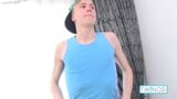 Der geile Twink Liam bedeckt seinen Bauch mit warmer, klebriger Männermilch! snapshot 7