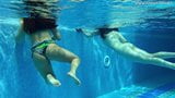 Ragazze sexy con grandi tette nuotano sott'acqua in piscina snapshot 12