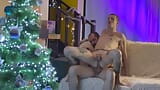 Kerstneukpartij met stiefvader op vakantie onder de boom - 443 snapshot 13