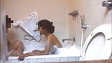 Naakte Sis Priya zeepachtige tietenmassage in de badkuip van het hotel en ze zuigt langzaam aan mijn pik. Slowmo deel 2 van 4. F20 snapshot 10