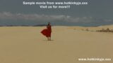 Hotkinkyjo in een prachtige rode jurk vuistneukt haar eigen kont in de woestijn & anale verzakking snapshot 2
