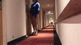 Travestiet zelfbondage in hotelgang en betrapt snapshot 1
