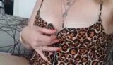 Une blonde sexy joue avec ses seins snapshot 2