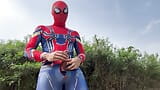 Aziatische spiderman op Songkran-festival 2024 snapshot 8