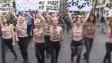 Femen topless protestuje we Francji snapshot 7