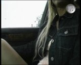 Blonde fingert sich im Auto snapshot 4