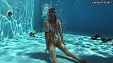 Acrobacias bajo el agua en la piscina con Mia Split snapshot 5