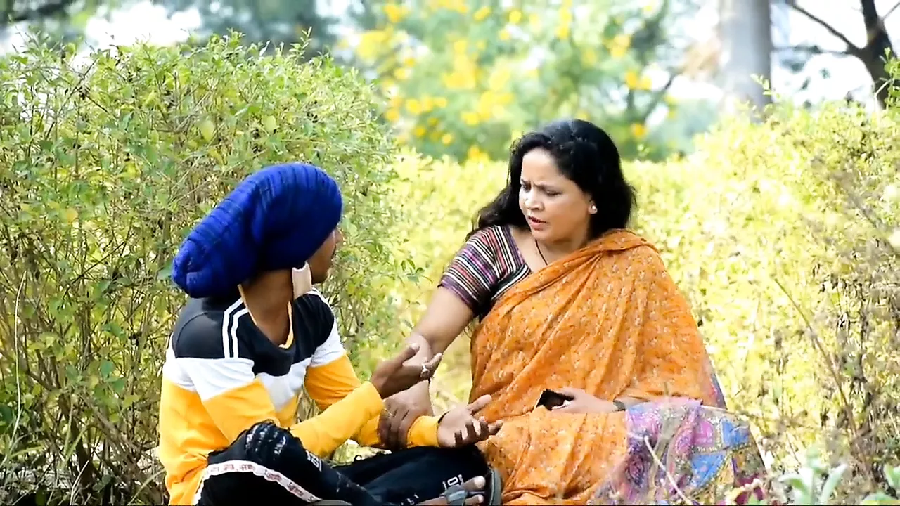 Aunty sex in park