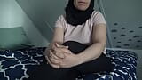 Chica virgen egipcia se quita el hijab para jugar con su apretado coño snapshot 1