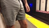 Une macho sexy se branle dans le métro snapshot 2