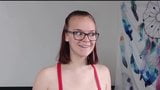Mollig meisje toont fijne lingerie (alleen bewerken voor fap) snapshot 7