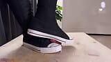 Kogut miażdżący pełną wagę w wysokich butach konwersyjnych - bootjob, shoejob snapshot 10