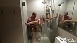 A colega de quarto queria tomar banho, mas o chuveiro estava ocupado e ela se ofereceu para se lavar juntos snapshot 16