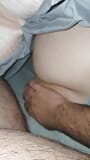 Styvmamma är naken i sängen och får sin vita röv masserad av styvson med liten kuk snapshot 9