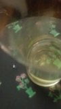 Jag kikar i ett glas, med sperma på mina bröst från en främling. snapshot 10