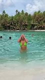 Kim Kardarshian kelihatan sangat panas dalam bikini snapshot 3