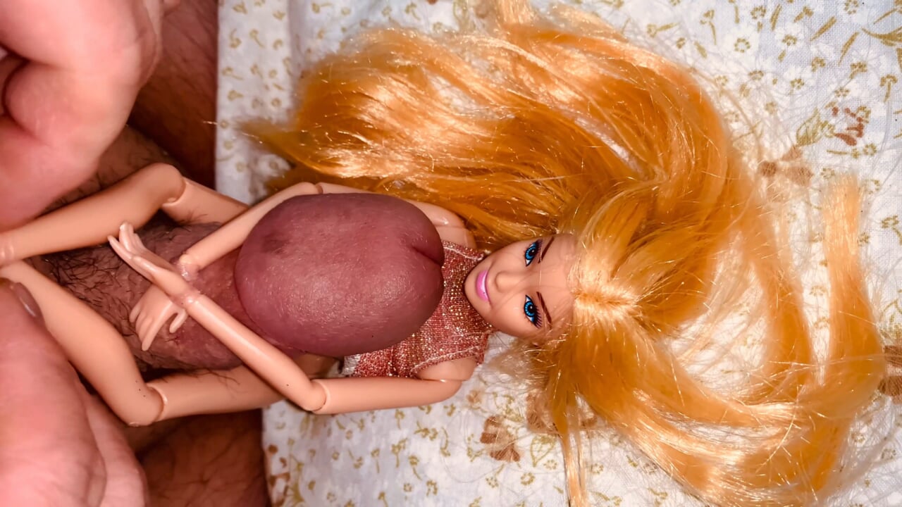 Piccolo pene che si sgrilletta, scopa, viene e piscia sulla bambola barbie