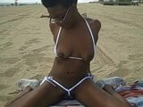 Revay exhibe ses seins et sa chatte sur une plage publique non nue! snapshot 1