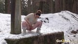 Bochtige babe gefilmd pissend in de sneeuw snapshot 7