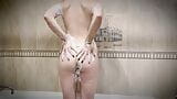 Une adolescente aux petits seins se savonne sous la douche snapshot 5