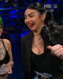 WWE - Billie Kay spricht mit Ruby Riott hinter der Bühne bei Smackdow snapshot 4