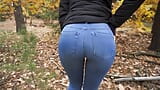 Amateur teen in blue jeans neckt ihren engen arsch im wald snapshot 11