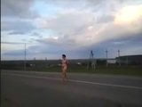 голая женщина на дороге snapshot 5