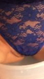 Evelle zwilżając niebieskie koronkowe majtki, odciąga je na bok snapshot 3
