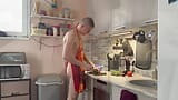 Un beau-père surprend un mec nu en train de cuisiner son petit-déjeuner et sa bite gonfle très vite - 437 snapshot 3