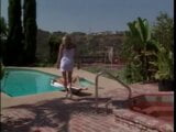 Seksowna nimfomanka ma dziką lesbijską zabawę w basenie z blondynką snapshot 1