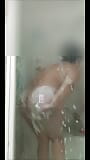 Espío a mi mujer en la ducha....que mujer!!! vales la pena joder snapshot 4