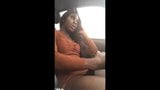 Ze is een zwart meisje dat klaarkomt in de uber -autorit naar huis snapshot 8