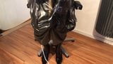 Latexkleid, PVC-Mantel und Masturbation mit High Heels snapshot 17