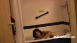 Geile rupali bhabhi in badkuip die een hete douche neemt met vuile hindi -sekschat snapshot 15