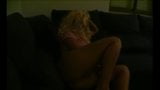 Lockigt hår blondin pruttar på hennes soffa snapshot 1