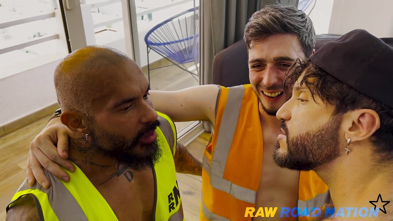 LANKY BRIT VS 2X HUNKS BERBULU