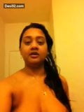 Desi bhabhi exponiendo ella misma desnuda en ducha snapshot 1