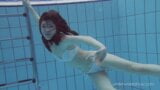 Wit badpak met tatoeages - babe Roxalana cheh onder water snapshot 9