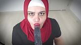 La matrigna araba che indossa l'hijab cavalca un dildo. snapshot 5