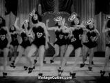 Fete burlesque dansează pe scenă (retro din anii 40) snapshot 3