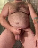 Молодая лысая бородатая и татуированная медвежонок дрочит и снимает массивную порцию спермы в душе snapshot 2