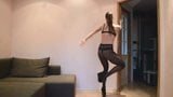 Une victime sexy danse en collants noirs 2 snapshot 3