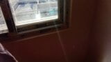 Rajesh onanerar, blinkande kuk till mostrar från fönstret snapshot 11