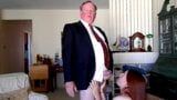 Un papa sexy en costume montre son sperme majestueux snapshot 3